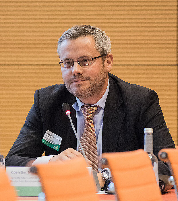 Der Vorsitzende Luftwaffe des DBwV, OTL Dr. Detlef Buch, spricht auf der Podiumsdiskussion zur Inneren Führung.