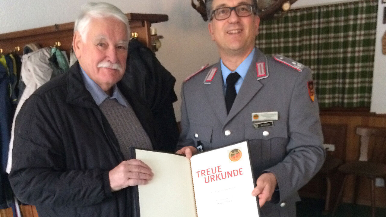 Der Präsident des Fußballverbandes Rheinland, Walter Desch, wurde von Oberstleutnant Michael Schwab für seine 50 jährige Treue zum DBwV geehrt. Foto: KERH Hunsrück