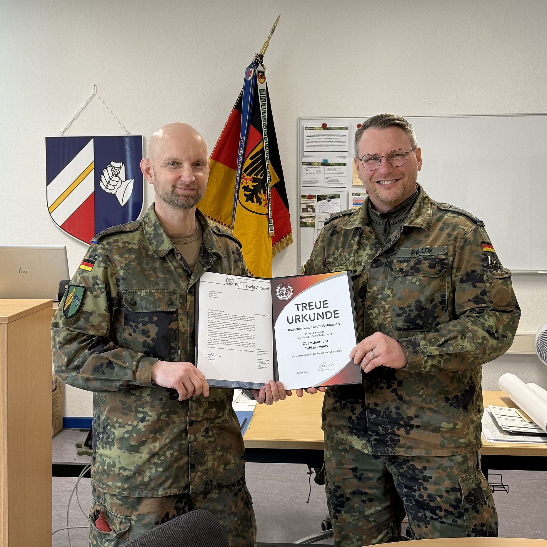 Für 25 Jahre Mitgliedschaft im DBwV konnte der Bezirksvorsitzende Mecklenburg-Vorpommern, Hauptmann Jens Pollok (rechts) den Kommandeur des Versorgungsbataillon 142, Oberstleutnant Tobias Erwins die Treueurkunde aushändigen. Foto: Kai Neidhardt