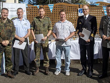 Nicht mit leeren Händen war der Bundesvorsitzende, Oberst André Wüstner (rechts) nach Erfurt gekommen, sondern hatte auch einige Urkunden für Jubilare mitgebracht. Foto: Dirk Reißmann