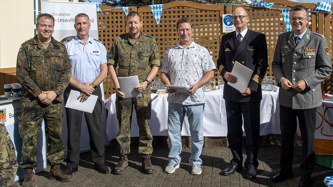 Nicht mit leeren Händen war der Bundesvorsitzende, Oberst André Wüstner (rechts) nach Erfurt gekommen, sondern hatte auch einige Urkunden für Jubilare mitgebracht. Foto: Dirk Reißmann