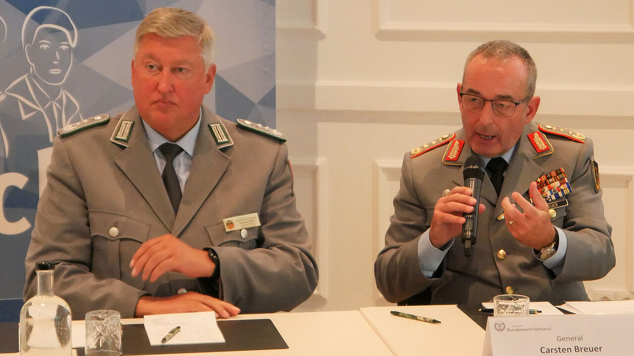 General Carsten Breuer (r.) stellte sich bei der Kommandeurtagung des Landesverbandes Nord den Fragen der Teilnehmer. Links im Bild: Der Gastgeber, Oberst Thomas Behr. Foto: LV Nord