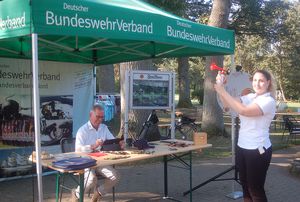 Am Stand des DBwV: Kathalina Obieglo gibt als Sekretärin des Golfclubs das Startsignal. Foto: DBwV