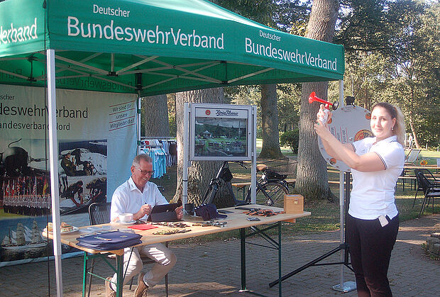 Am Stand des DBwV: Kathalina Obieglo gibt als Sekretärin des Golfclubs das Startsignal. Foto: DBwV
