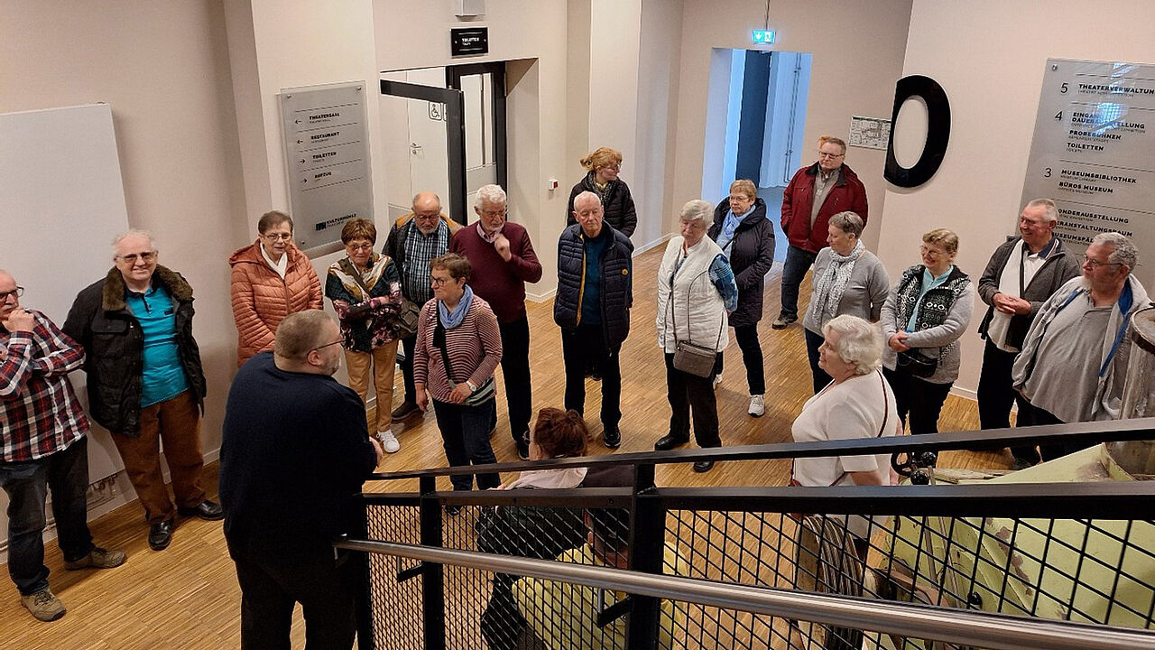 Beim durch den Museumsleiter Benjamin Kryl waren es insbesondere die Exponate, zum Sehen, Riechen Hören, Anfassen, Ausprobieren und Erleben, die von den Teilnehmern mit viel Interesse wahrgenommen wurde. Foto Wolfgang Höhne
