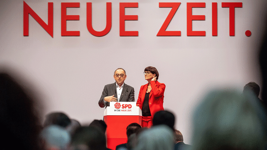 Die neue SPD-Führungsspitze mit Saskia Esken und Norbert Walter-Borjans. Foto: picture alliance/Bernd von Jutrczenka/dpa