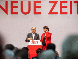 Die neue SPD-Führungsspitze mit Saskia Esken und Norbert Walter-Borjans. Foto: picture alliance/Bernd von Jutrczenka/dpa