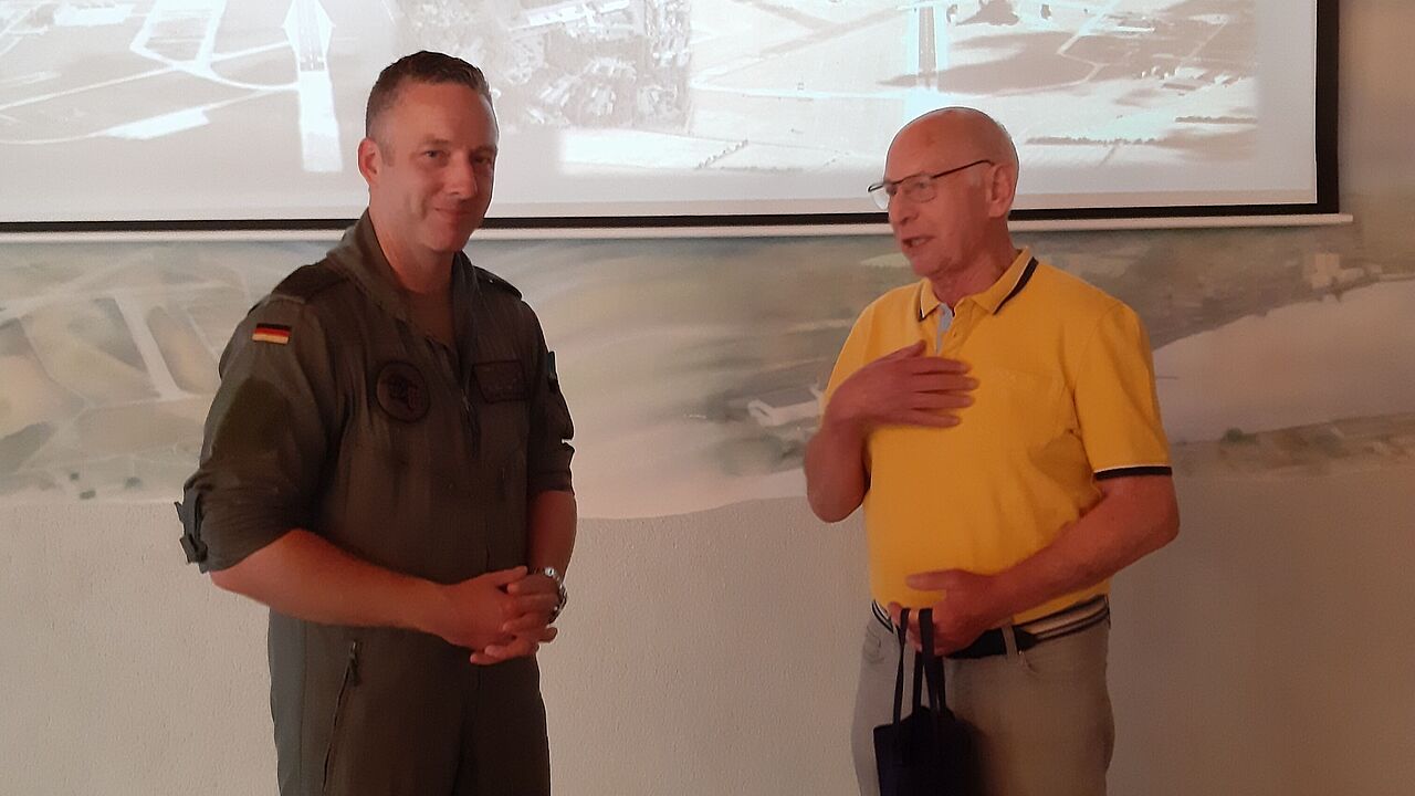 Oberst Jörg Schroeder und der Kameradschaftsvorsitzende Jürgen Schwarz (r.) Foto: DBwV