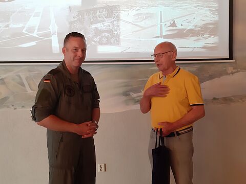 Oberst Jörg Schroeder und der Kameradschaftsvorsitzende Jürgen Schwarz (r.) Foto: DBwV