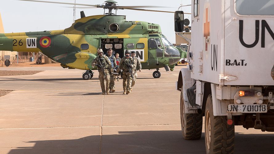 Während einer multinationalen Übung im Rahmen der Mission MINUSMA in Gao bringt die rumänische Task Force einen verwundeten deutschen Soldaten zu den Sanitätseinsatzkräften. Foto: Bundeswehr/Rabe