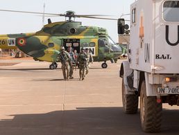 Während einer multinationalen Übung im Rahmen der Mission MINUSMA in Gao bringt die rumänische Task Force einen verwundeten deutschen Soldaten zu den Sanitätseinsatzkräften. Foto: Bundeswehr/Rabe