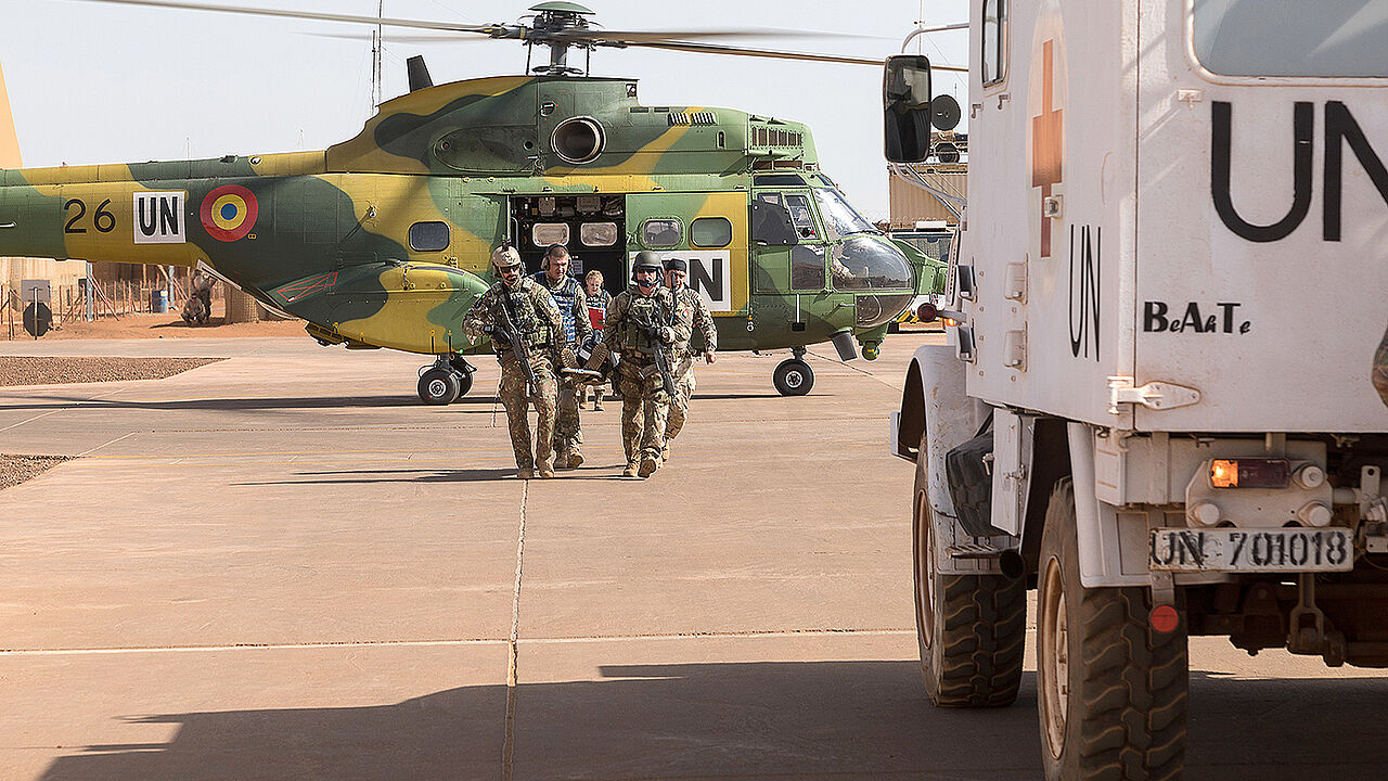 Während einer multinationalen Übung im Rahmen der Mission MINUSMA in Gao bringt die rumänische Task Force einen verwundeten deutschen Soldaten zu den Sanitätseinsatzkräften. Foto: Bundeswehr/Rabe
