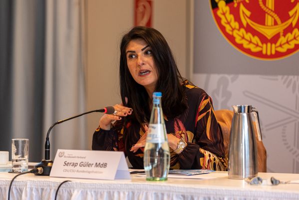 Serap Güler (CDU) während der Diskussion bei der Fachtagung. Foto: DBwV/Sarina Flachsmeier
