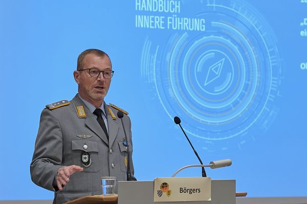 Oberst Dieter Börgers stellt das neue Handbuch „Innere Führung“ vor. Fotos: Ingo Kaminsky