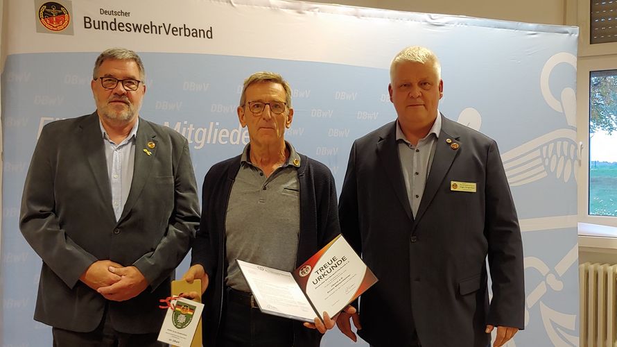 Mitgliederehrung bei der KERH Euskirchen: Hauptmann a.D. Ernst Wendland, Oberst a.D. Pirmin Meisenheimer, Hauptmann Ingo Zergiebel (von links). Foto: E. Bauer 