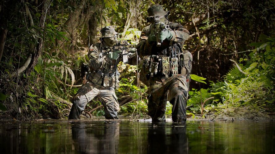 KSK-Soldaten im Dschungel von Belize: Für die Webserie "KSK - Kämpfe nie für dich allein" durfte erstmals ein Zivilist die Spezialkräfte begleiten. Foto: Bundeswehr