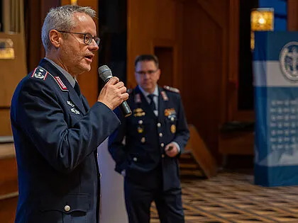 Oberstleutnant i.G. Dr. Detlef Buch, Vorsitzender des Fachbereichs Haushalt, Besoldung und Laufbahnrecht im DBwV-Bundesvorstand, führte durch die S1-Tagung in Königswinter bei Bonn. Rechts im Hintergrund: Oberst i.G. Marcus Buß, BMVg P II 1.