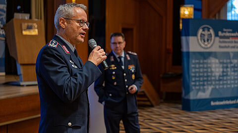 Oberstleutnant i.G. Dr. Detlef Buch, Vorsitzender des Fachbereichs Haushalt, Besoldung und Laufbahnrecht im DBwV-Bundesvorstand, führte durch die S1-Tagung in Königswinter bei Bonn. Rechts im Hintergrund: Oberst i.G. Marcus Buß, BMVg P II 1.