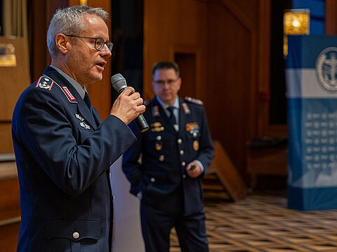 Oberstleutnant i.G. Dr. Detlef Buch, Vorsitzender des Fachbereichs Haushalt, Besoldung und Laufbahnrecht im DBwV-Bundesvorstand, führte durch die S1-Tagung in Königswinter bei Bonn. Rechts im Hintergrund: Oberst i.G. Marcus Buß, BMVg P II 1.