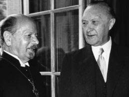 Bundeskanzler Konrad Adenauer (r.) und der Ratsvorsitzende der Evangelischen Kirche Deutschlands, Bischof Otto Dibelius, unterzeichneten am 20.2.1957 in Bonn einen Vertrag über die Militärseelsorge in der Bundeswehr. Foto: Bundesarchiv/Wikimedia