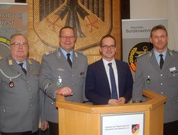 Hans-Georg Blonn, Heiko Tadge, Minister Grant Hendrik Tonne und der Stellvertretende Standortälteste und Kommandeur des örtlichen Feldwebelanwärter/Unteroffizieranwärterbataillons 2 (v.l.) Foto: LV Nord