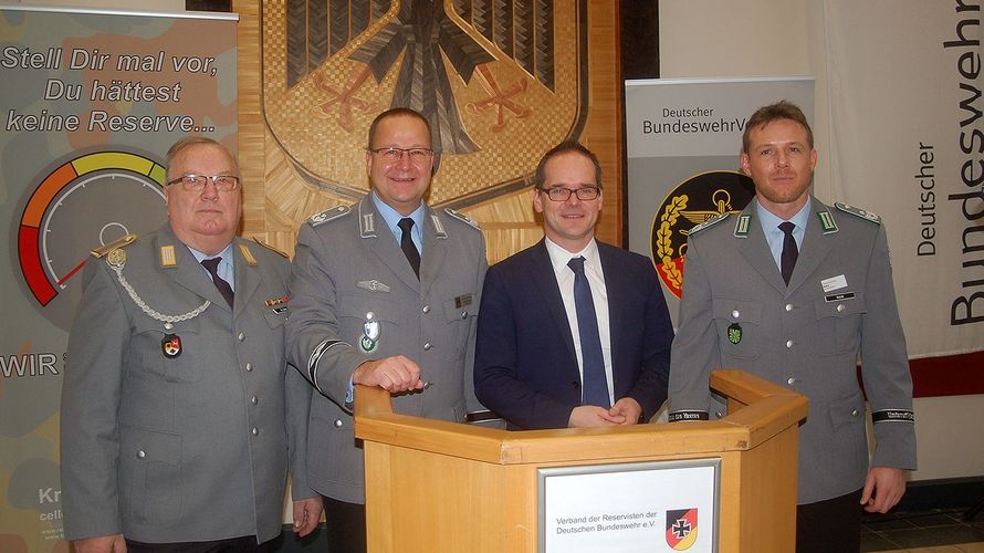 Hans-Georg Blonn, Heiko Tadge, Minister Grant Hendrik Tonne und der Stellvertretende Standortälteste und Kommandeur des örtlichen Feldwebelanwärter/Unteroffizieranwärterbataillons 2 (v.l.) Foto: LV Nord