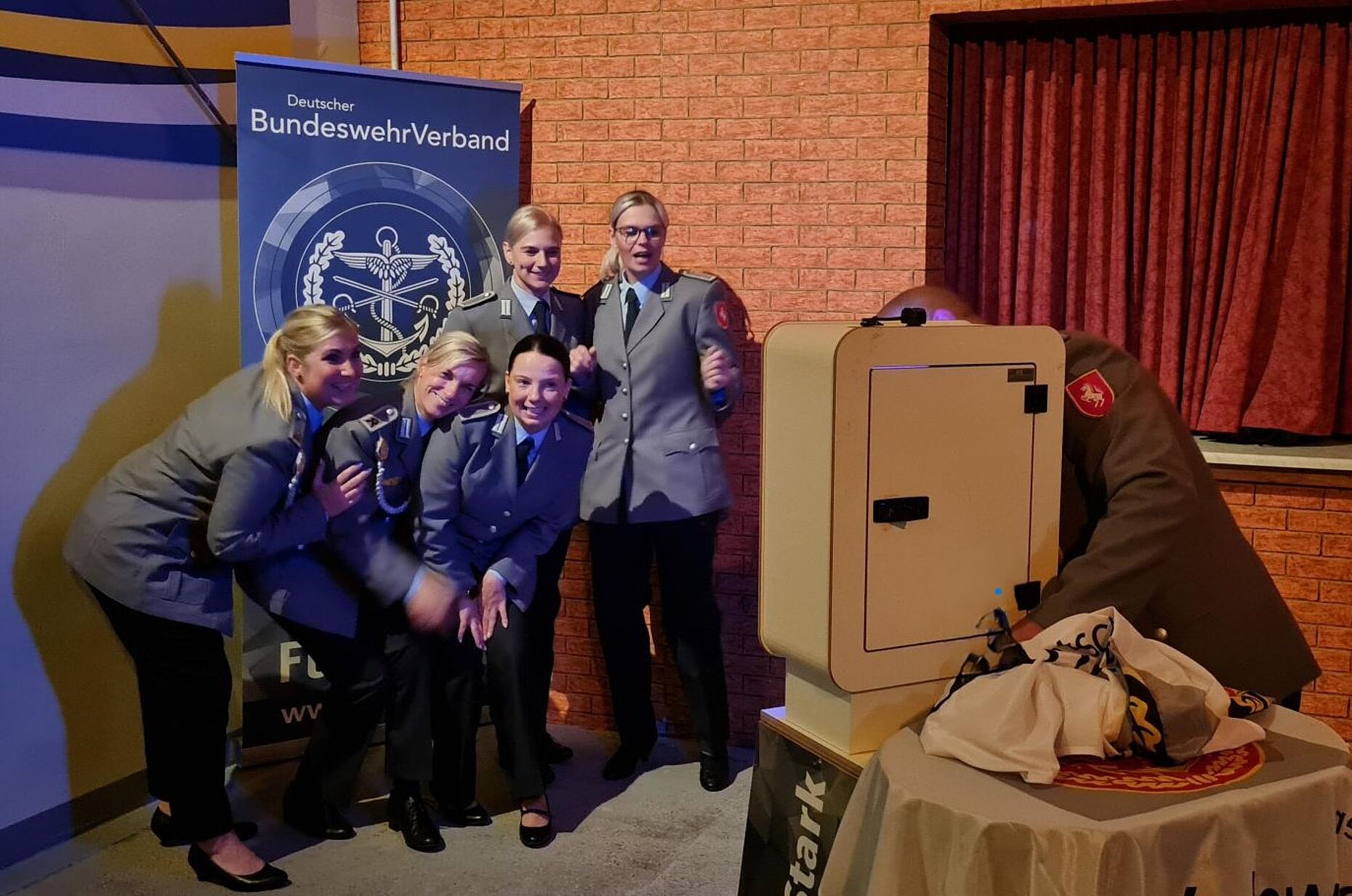Auf große Beliebtheit stieß die Fotobox der StOKa Torgelow beim Jägerball, der den Abschluss der Feierlichkeiten zum 10.Geburtstag des Jägerbataillon 413 bildete. Foto: Michael Edlinger