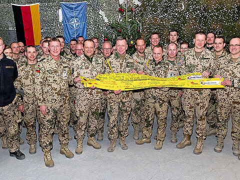 Stellvertretend für alle in Afghanistan eingesetzten deutschen Kräfte nahmen Soldatinnen und Soldaten im Camp Marmal die gelben Schleifen mit den Unterschriften der Parlamentarier entgegen