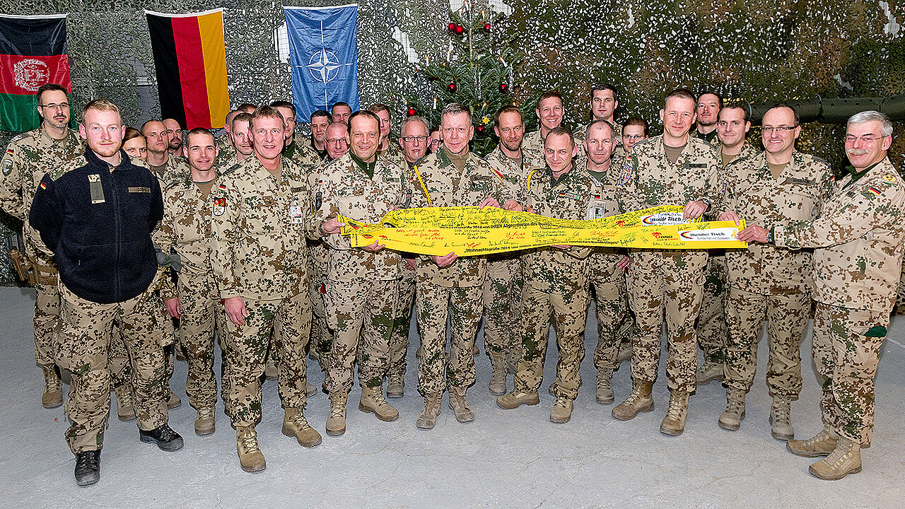 Stellvertretend für alle in Afghanistan eingesetzten deutschen Kräfte nahmen Soldatinnen und Soldaten im Camp Marmal die gelben Schleifen mit den Unterschriften der Parlamentarier entgegen