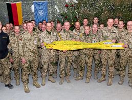 Stellvertretend für alle in Afghanistan eingesetzten deutschen Kräfte nahmen Soldatinnen und Soldaten im Camp Marmal die gelben Schleifen mit den Unterschriften der Parlamentarier entgegen