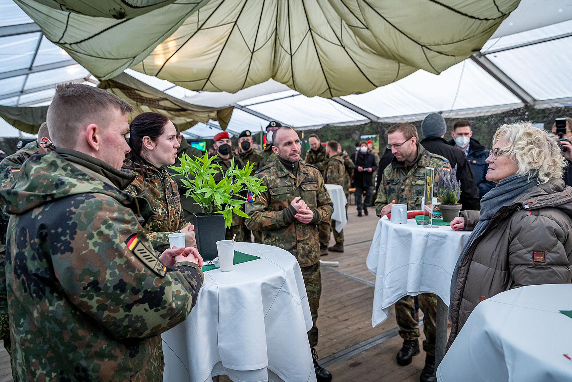 Die IBuK nahm sich viel Zeit für Gespräche mit den Soldatinnen und Soldaten des Heeres. Foto: Bundeswehr/Mario Baehr