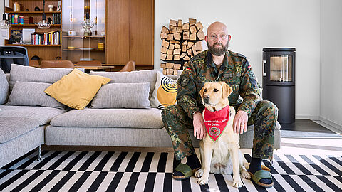 Uniformträger der Bundeswehr, der Polizei und der Justiz hat Jan Kraus portraitiert - in ihrem Zuhause. Foto: Jan Kraus