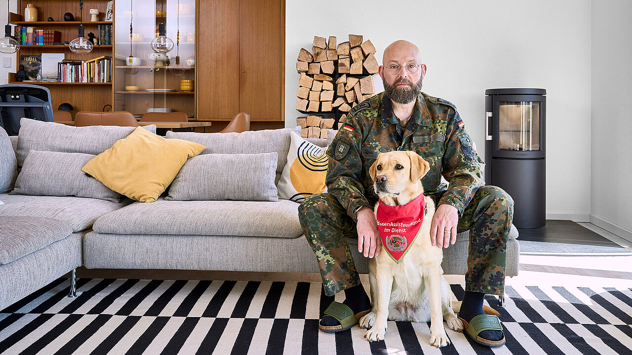 Uniformträger der Bundeswehr, der Polizei und der Justiz hat Jan Kraus portraitiert - in ihrem Zuhause. Foto: Jan Kraus