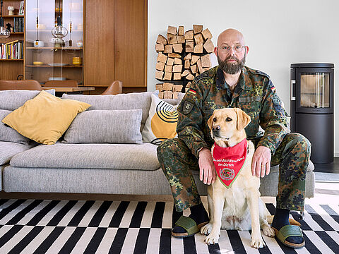 Uniformträger der Bundeswehr, der Polizei und der Justiz hat Jan Kraus portraitiert - in ihrem Zuhause. Foto: Jan Kraus