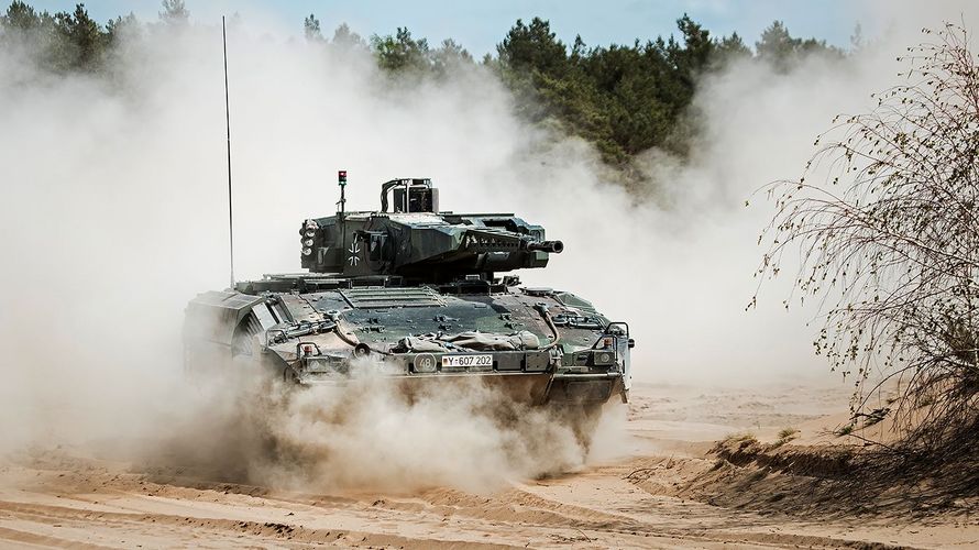 Ein Schützenpanzer Puma vom Panzergrenadierbataillon 112 fährt im April 2020 durch das Gelände auf dem Truppenübungsplatz Oberlausitz. General Eberhard Zorn fordert einen "wahrnehmbaren Anstieg der materiellen Einsatzbereitschaft" bei dem Waffensystem des Heeres. Foto: Bundeswehr/Maximilian Schulz