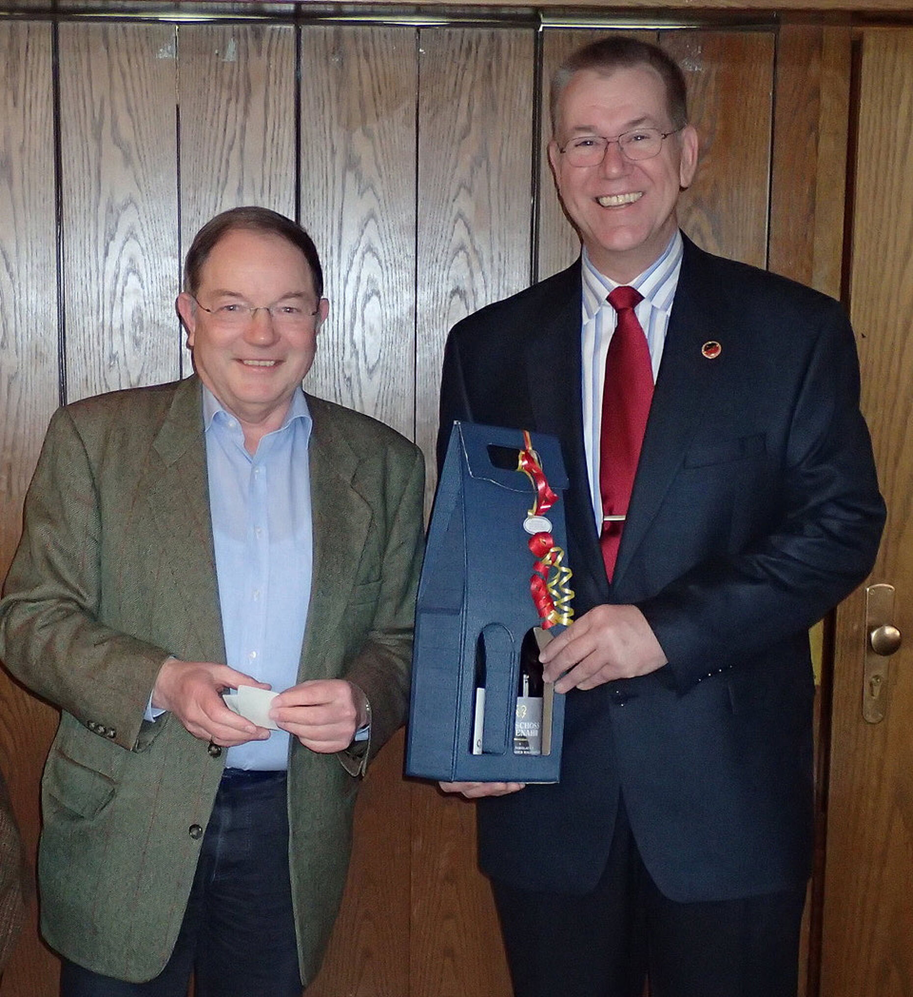Wolfgang Windolph, Vorsitzender der KERH Bonn, dankte "seinem Regionalbeauftragten" Hans-Joachim Unger (re) für sein Engagement. Foto: KERH Bonn