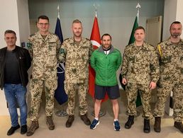 Der Vorstand der neu gegründeten TruKa Izmir mit dem Dienstältesten Deutschen Offizier Oberst i.G. Carsten Jahnel (Zweiter von links) : Oberfeldwebel Askin Tunkiz,, Hauptfeldwebel Patrick Schuster, Stabsfeldwebel Kilian Blersch, Oberstleutnant i.G. Marcel Wünsch, Stabsfeldwebel Tobias Grabe (von links nach rechts). Foto: Gerhard Ahlswede 