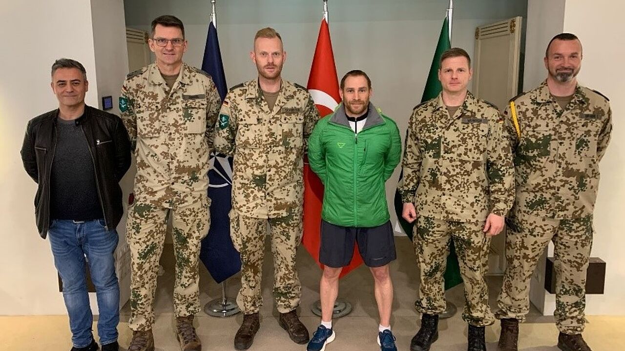 Der Vorstand der neu gegründeten TruKa Izmir mit dem Dienstältesten Deutschen Offizier Oberst i.G. Carsten Jahnel (Zweiter von links) : Oberfeldwebel Askin Tunkiz,, Hauptfeldwebel Patrick Schuster, Stabsfeldwebel Kilian Blersch, Oberstleutnant i.G. Marcel Wünsch, Stabsfeldwebel Tobias Grabe (von links nach rechts). Foto: Gerhard Ahlswede 