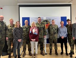 Der neugewählte Vorstand der TruKa TerrFüKdoBw mit dem Bezirksvorsitzenden Berlin/Brandenburg Christian Weber (von links) Jens Lorber, Melina Erdmann, Maik Wolschke, Margit Hagemann, Dirk Oberstädt, Matthias Kieren, Sandy Fredrich, Lydia Kreische, Marcel Bohnert. Foto: Jens Hahn