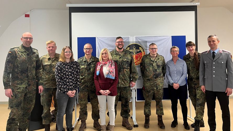 Der neugewählte Vorstand der TruKa TerrFüKdoBw mit dem Bezirksvorsitzenden Berlin/Brandenburg Christian Weber (von links) Jens Lorber, Melina Erdmann, Maik Wolschke, Margit Hagemann, Dirk Oberstädt, Matthias Kieren, Sandy Fredrich, Lydia Kreische, Marcel Bohnert. Foto: Jens Hahn