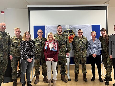 Der neugewählte Vorstand der TruKa TerrFüKdoBw mit dem Bezirksvorsitzenden Berlin/Brandenburg Christian Weber (von links) Jens Lorber, Melina Erdmann, Maik Wolschke, Margit Hagemann, Dirk Oberstädt, Matthias Kieren, Sandy Fredrich, Lydia Kreische, Marcel Bohnert. Foto: Jens Hahn