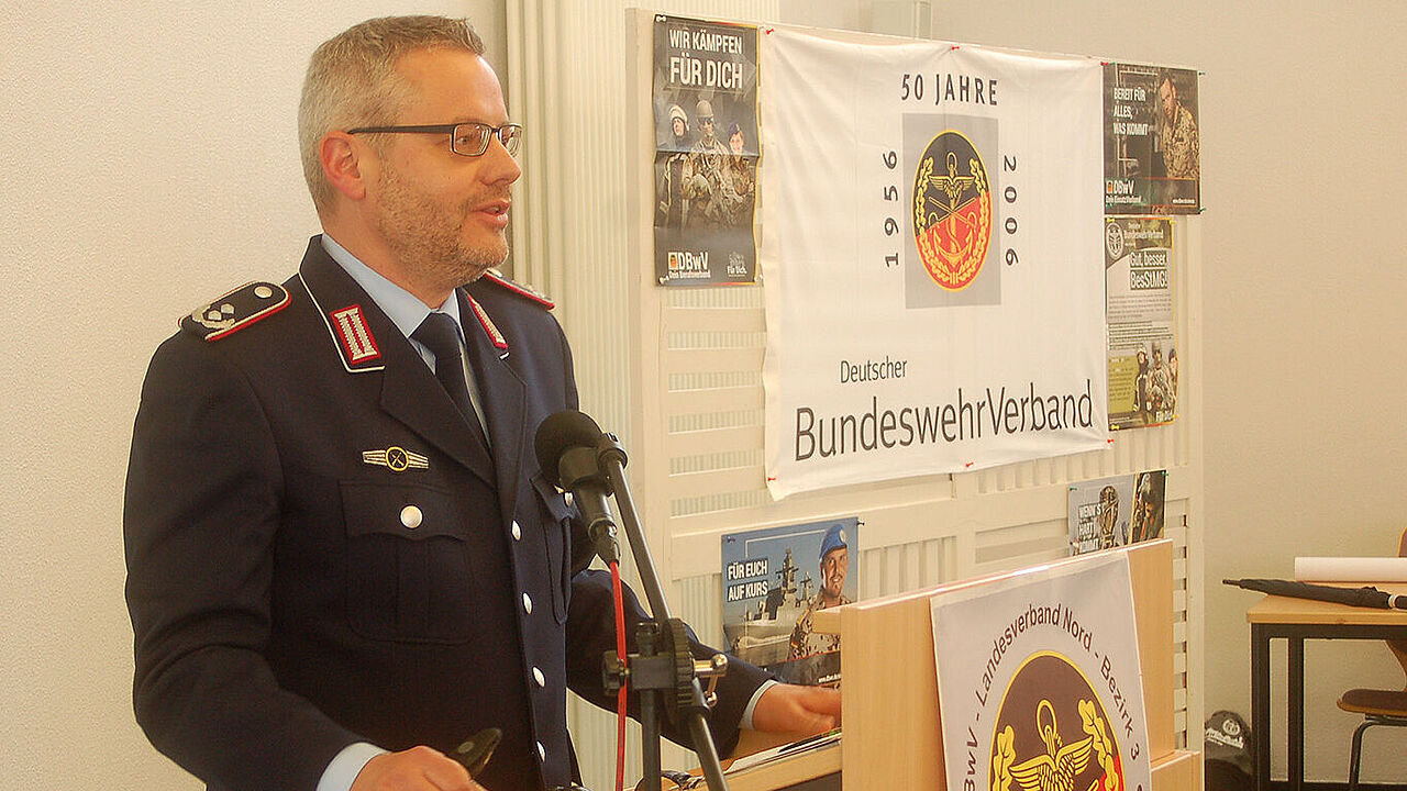 Oberstleutnant i.G. Detlef Buch, Vorsitzender Fachbereich Besoldung, Haushalt und Laufbahnrecht im DBwV-Bundesvorstand, erläutert das Besoldungsstrukturenmodernisierungsgesetz (BesStMG). Foto: DBwV