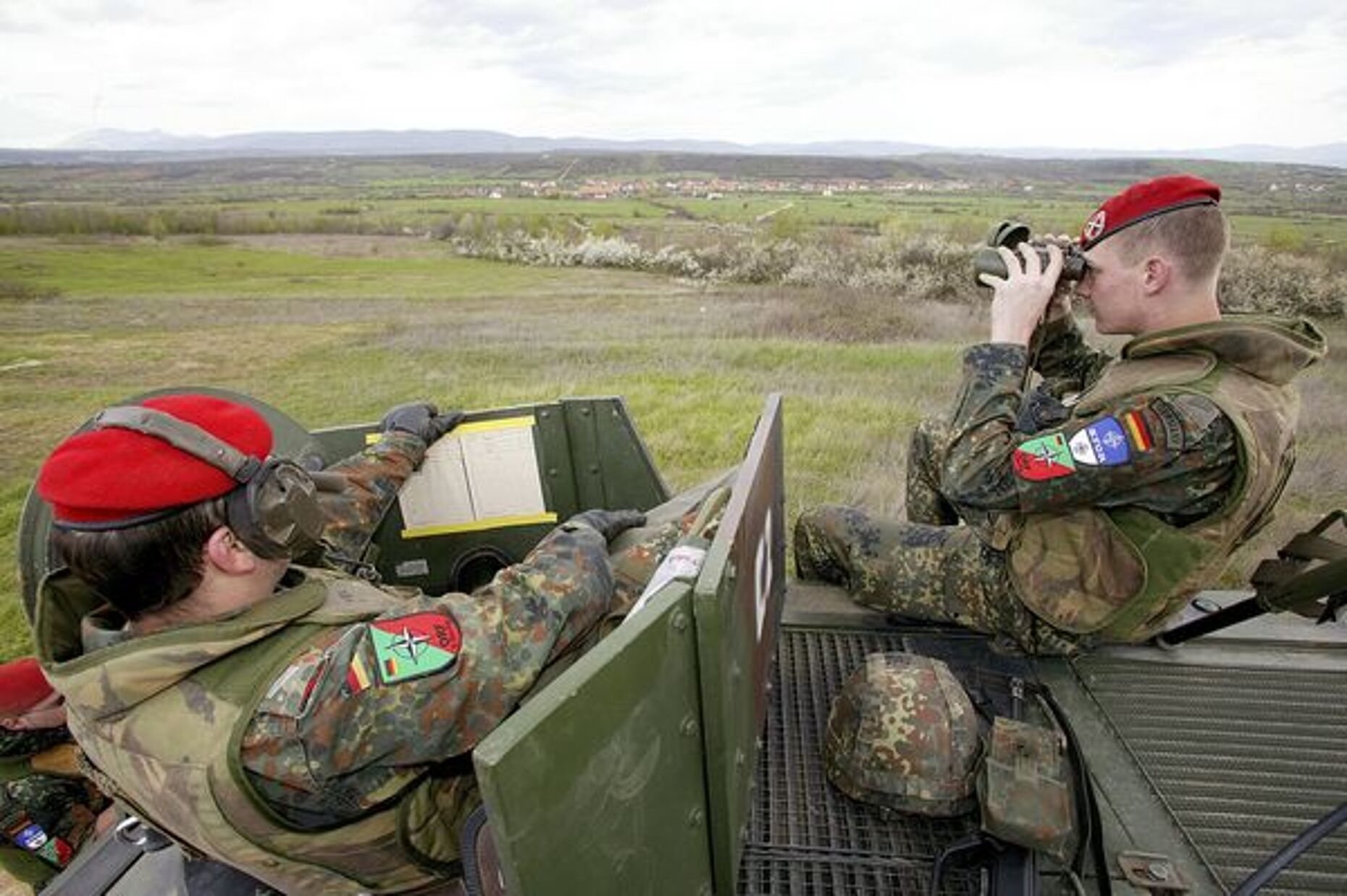 Als es von 1990 bis 2014 für die Bundeswehr fast nur noch um Out-of-Area-Einsätze ging, wie auf diesem Bild von 2004 im Kosovo, folgte die Bundeswehr bei der Zusammenstellung der Kontingente dem sogenannten "Toolbox"-Prinzip. Im Extremfall bestand ein Kontingent aus Soldatinnen und Soldaten aus 150 unterschiedlichen Einheiten. Foto: Bundeswehr/Michael Mandt