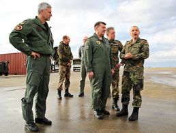 In Incirlik: Generalleutnant Karl Müllner (3.v.r.) und Hauptmann Andreas Steinmetz (2.v.r.) im Gespräch mit einem Angehörigen des deutschen Kontingents. Links im Bild Brigadegeneral Andreas Schick. Foto: Bundeswehr