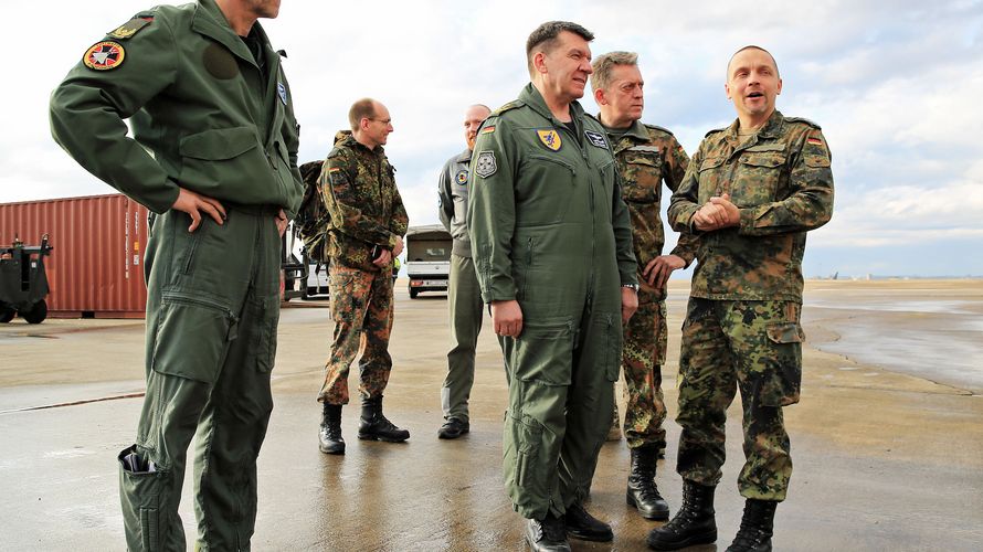 In Incirlik: Generalleutnant Karl Müllner (3.v.r.) und Hauptmann Andreas Steinmetz (2.v.r.) im Gespräch mit einem Angehörigen des deutschen Kontingents. Links im Bild Brigadegeneral Andreas Schick. Foto: Bundeswehr