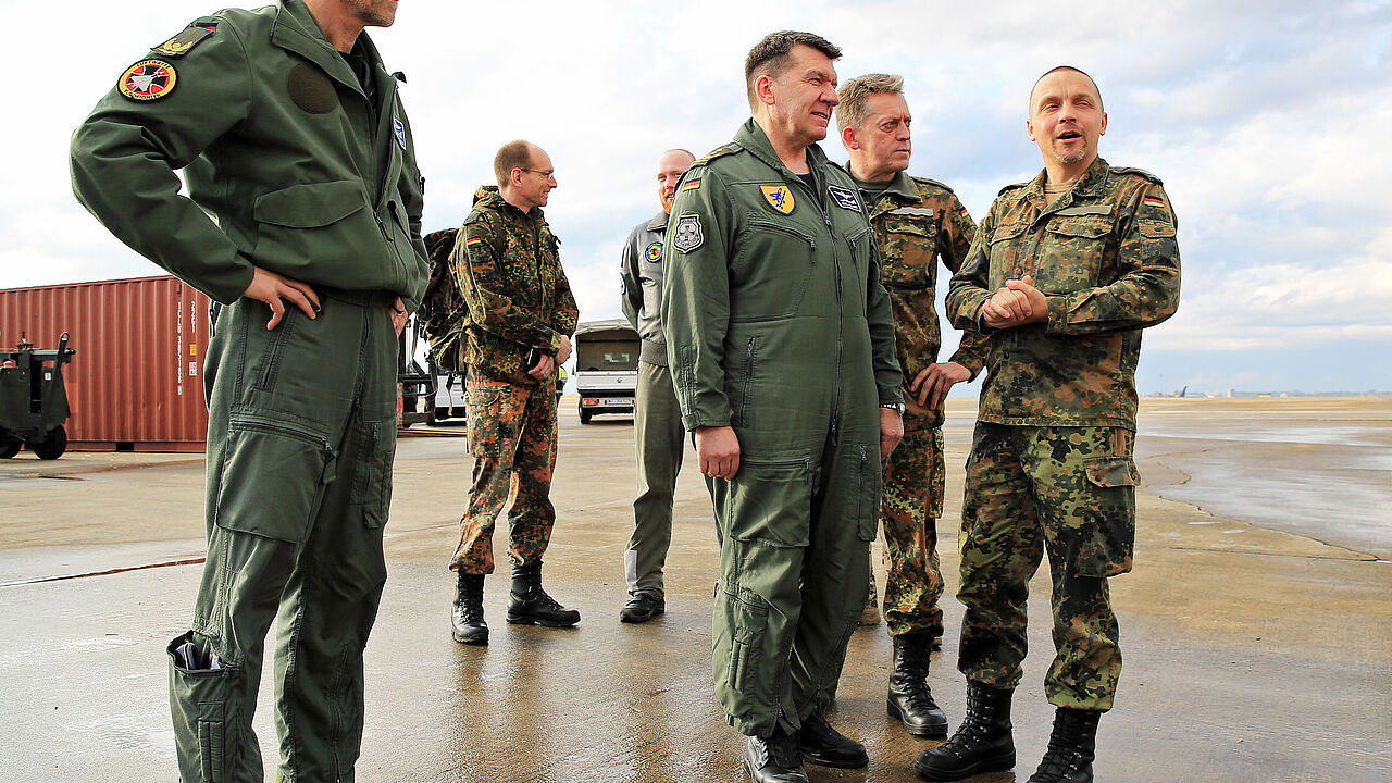 In Incirlik: Generalleutnant Karl Müllner (3.v.r.) und Hauptmann Andreas Steinmetz (2.v.r.) im Gespräch mit einem Angehörigen des deutschen Kontingents. Links im Bild Brigadegeneral Andreas Schick. Foto: Bundeswehr