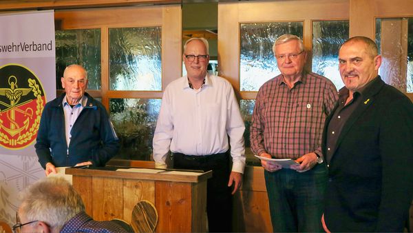 Nach der Ehrung für fünfzigjährige Mitgliedschaft: Peter Gehrung (von links), Vorsitzender Ingo Osbahr, Norbert Pappert und Landesvorsitzender Josef Rauch. Foto: KERH Erding/Freising