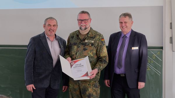 Landesvorsitzender Josef Rauch und Vorsitzender ERH Bernhard Hauber überreichten Hauptmann a.D. Stefan Ballak die Treueurkunde für 40 Jahre Mitgliedschaft im DBwV. Foto: DBwV/Ingo Kaminsky