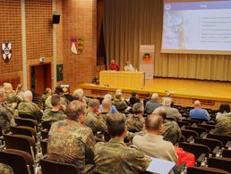 Mehr als 70 Teilnehmer aus den Kameradschaften am Standort Sonthofen interessierten sich für das Artikelgesetz Zeitenwende mit seinen zahlreichen Änderungen der sozialen Rahmenbedingungen für den Dienst der Soldaten. Foto: Wolfgang Kruse