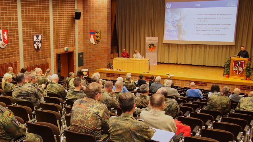 Mehr als 70 Teilnehmer aus den Kameradschaften am Standort Sonthofen interessierten sich für das Artikelgesetz Zeitenwende mit seinen zahlreichen Änderungen der sozialen Rahmenbedingungen für den Dienst der Soldaten. Foto: Wolfgang Kruse